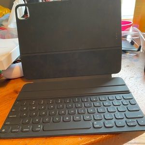 iPad 11 smart folio keyboard
